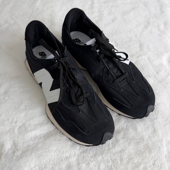 New Balance 327 Black White Boy’s Size 6 - Picture 15 of 15